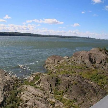 Om Chalet 2 Avec Spa Et Foyer Borde Du Fleuve St-Pierre-de-l'Île-d'Orléans Exteriér fotografie