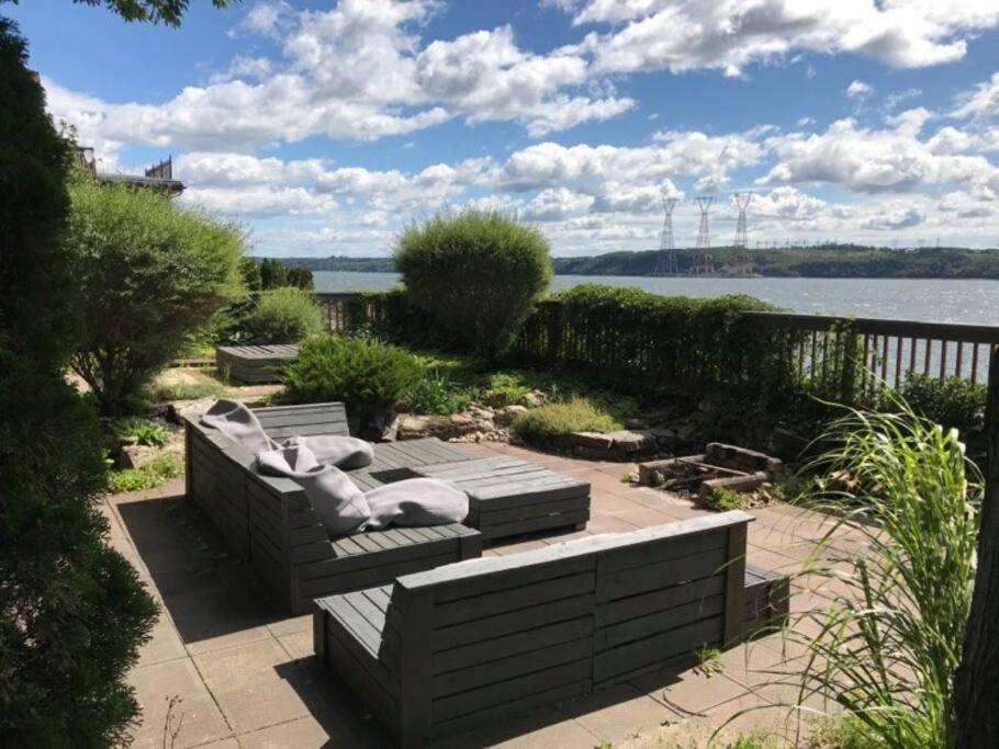 Om Chalet 2 Avec Spa Et Foyer Borde Du Fleuve St-Pierre-de-l'Île-d'Orléans Exteriér fotografie