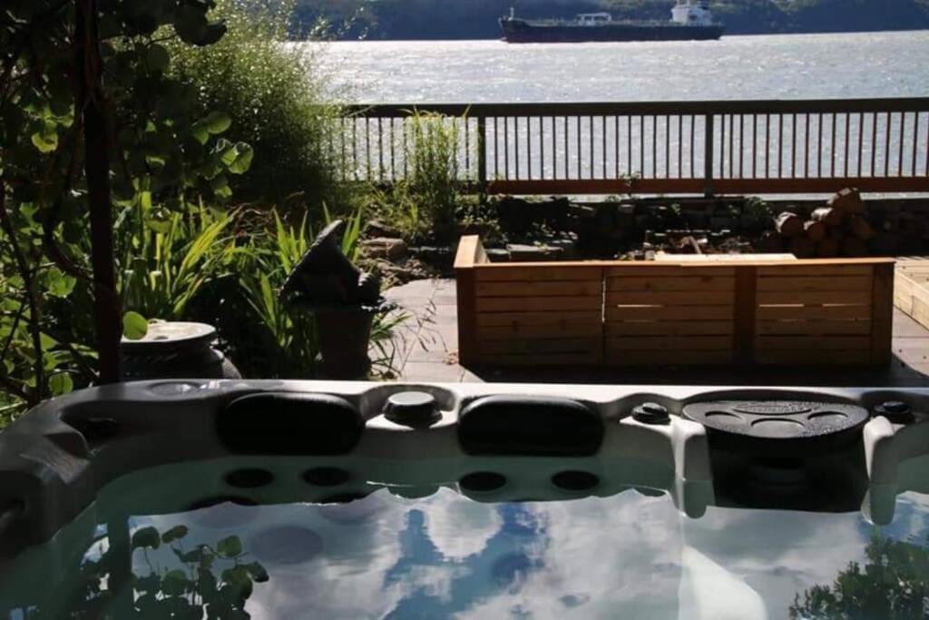 Om Chalet 2 Avec Spa Et Foyer Borde Du Fleuve St-Pierre-de-l'Île-d'Orléans Exteriér fotografie