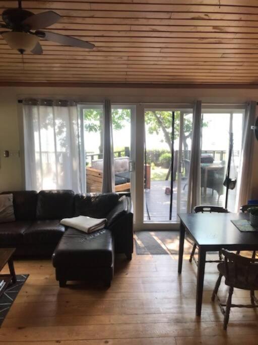 Om Chalet 2 Avec Spa Et Foyer Borde Du Fleuve St-Pierre-de-l'Île-d'Orléans Exteriér fotografie