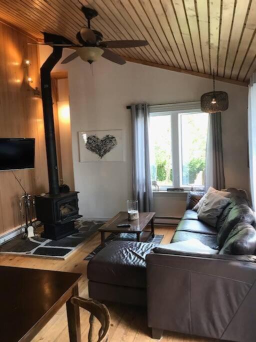 Om Chalet 2 Avec Spa Et Foyer Borde Du Fleuve St-Pierre-de-l'Île-d'Orléans Exteriér fotografie